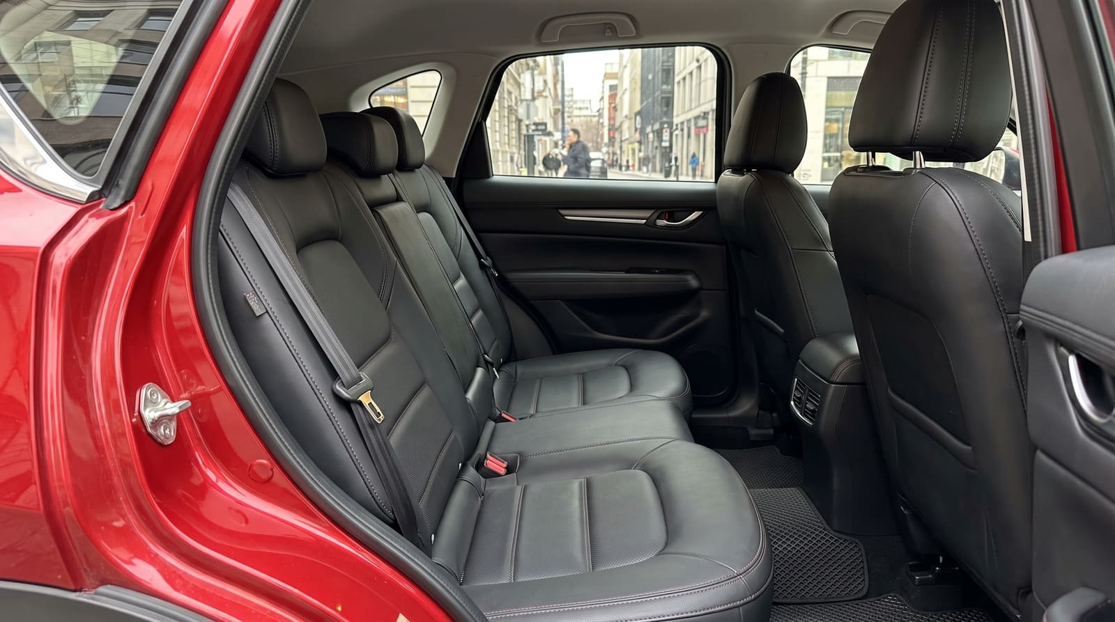 Interior impecable del taxi de noche con el cinturón de seguridad a la vista