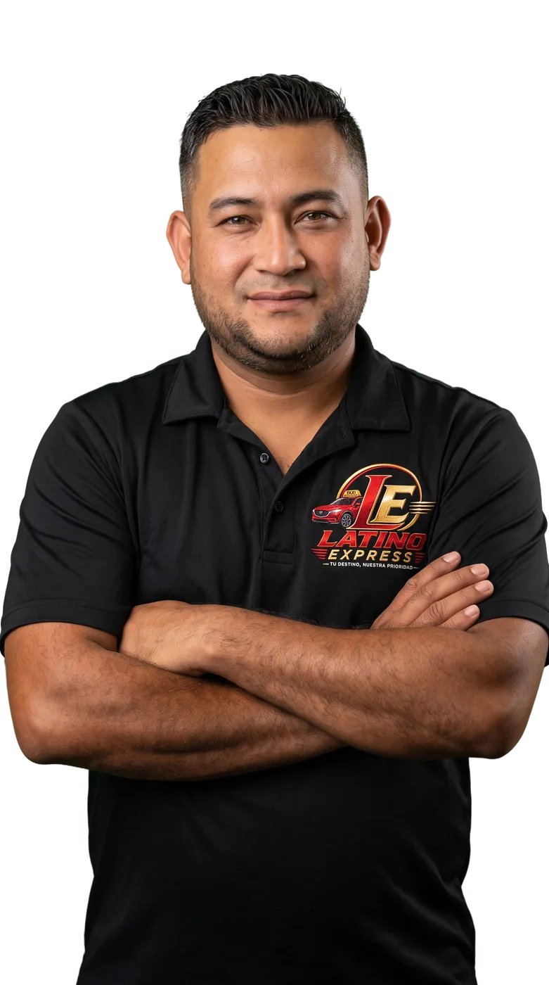 Rixio, fundador de Latino Express, con el polo negro del uniforme y el logo bordado